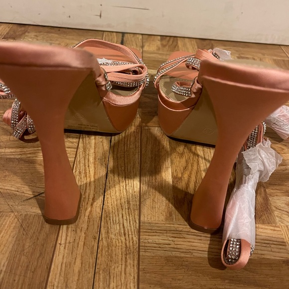 Never worn heels - Picture 4 of 4